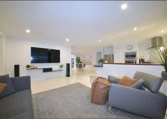Cheerful 4-Bedroom With Spa!