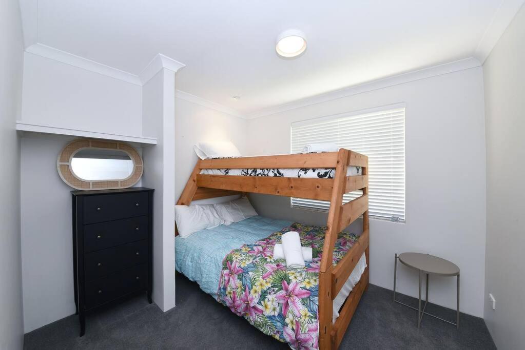Holiday home Cheerful 4-bedroom With Spa! Quinns Rocks