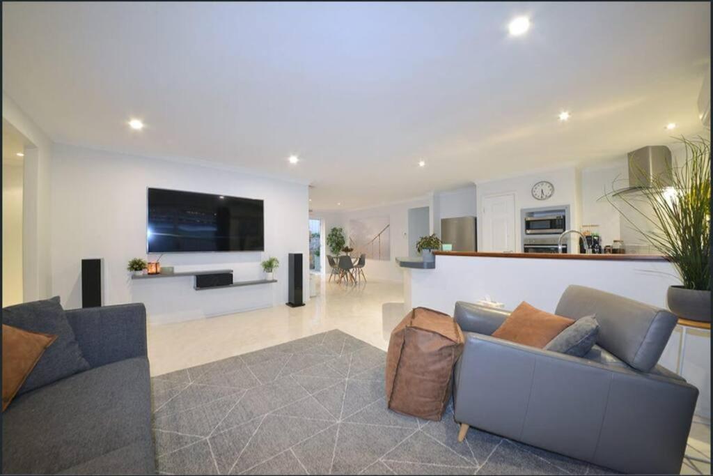 Cheerful 4-bedroom With Spa! *