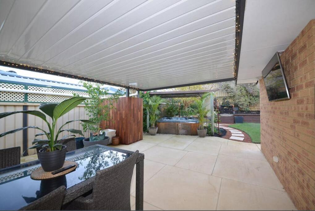 Holiday home Cheerful 4-bedroom With Spa! Quinns Rocks