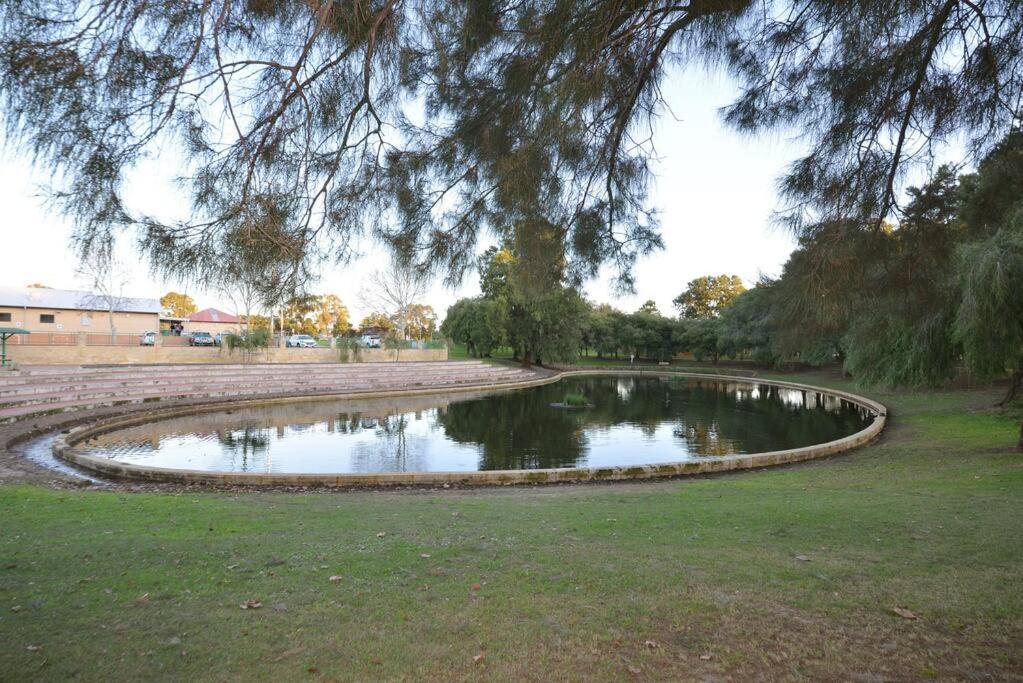 Cheerful 4-bedroom With Spa! * Quinns Rocks
