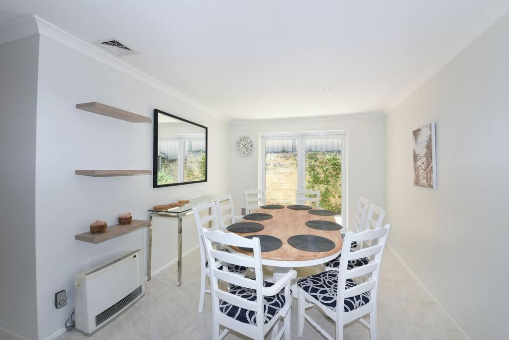 Cheerful 4-bedroom With Spa!