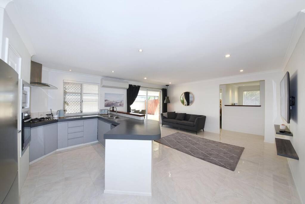 Cheerful 4-bedroom With Spa! Quinns Rocks